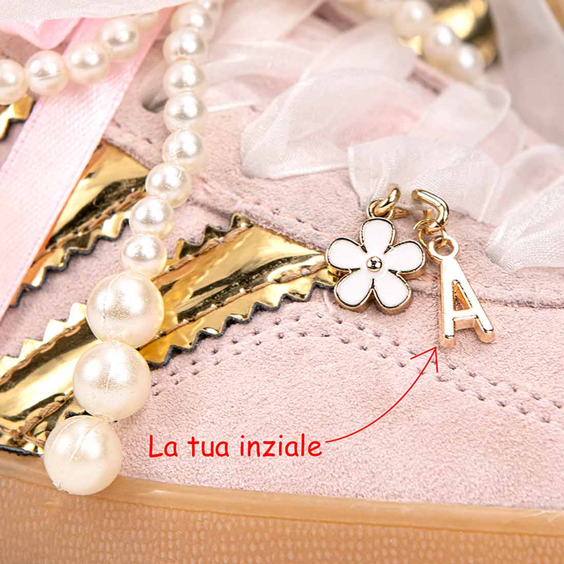 Gazelle rosa e oro con ciondolo con lettere e perle
