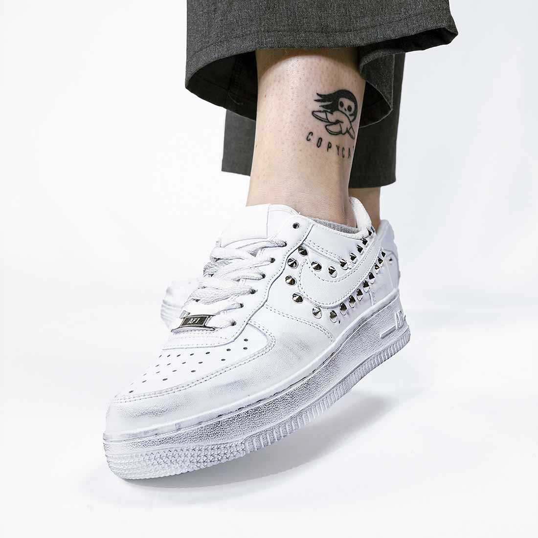 Nike air force one con borchie argento ed effetto sporco