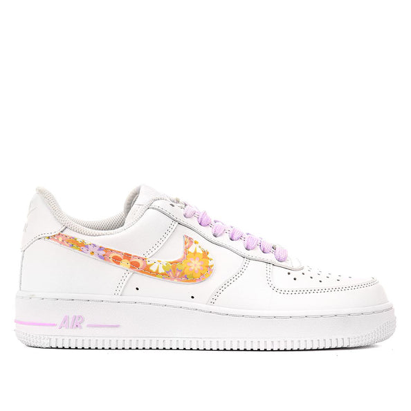 Scarpa nike con trama floreale viola e arancio
