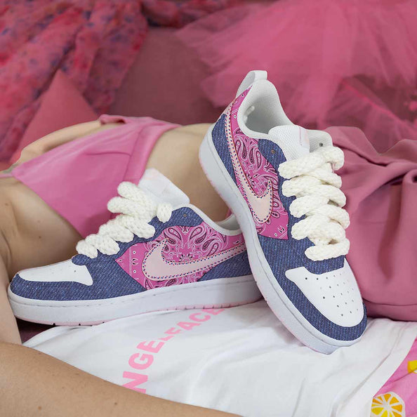 Nike court barbie in denim jeans scuro e bandana rosa
