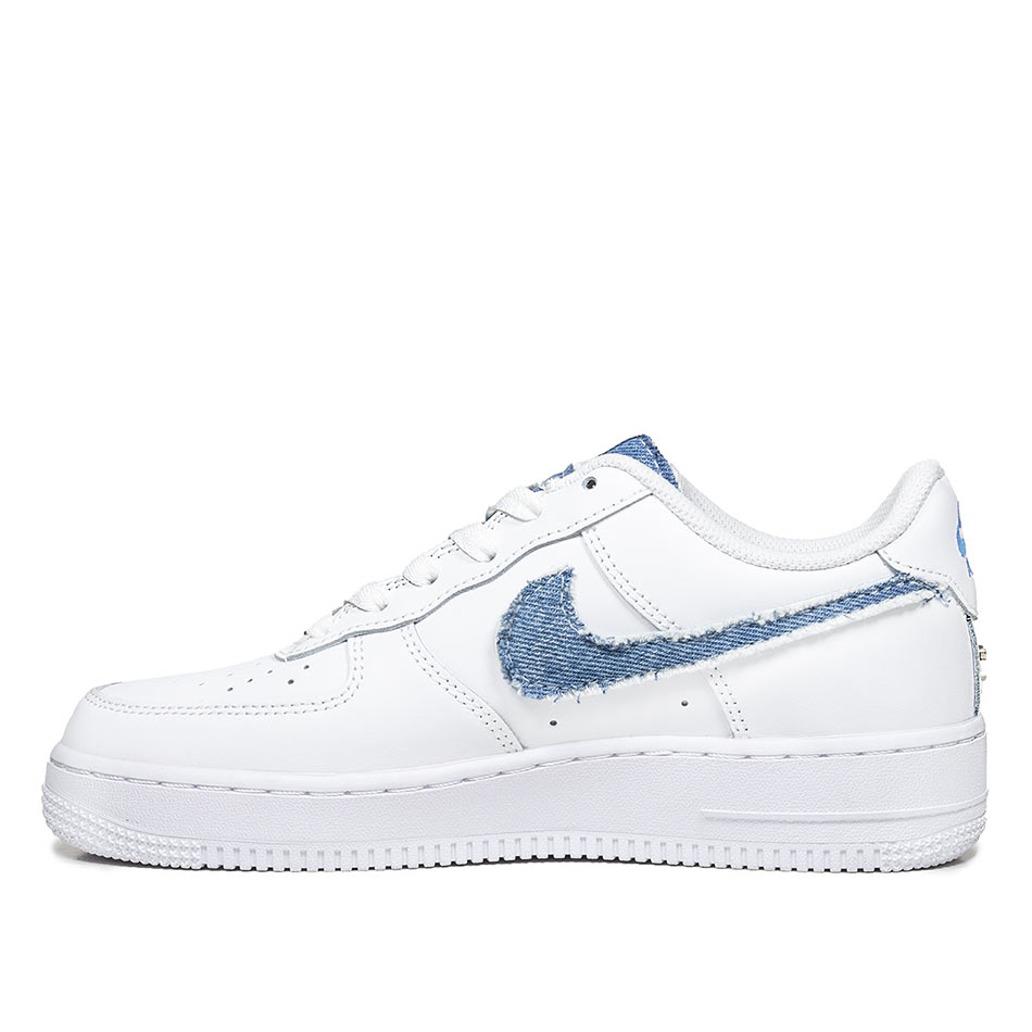 Sneakers Nike bianche con jeans 