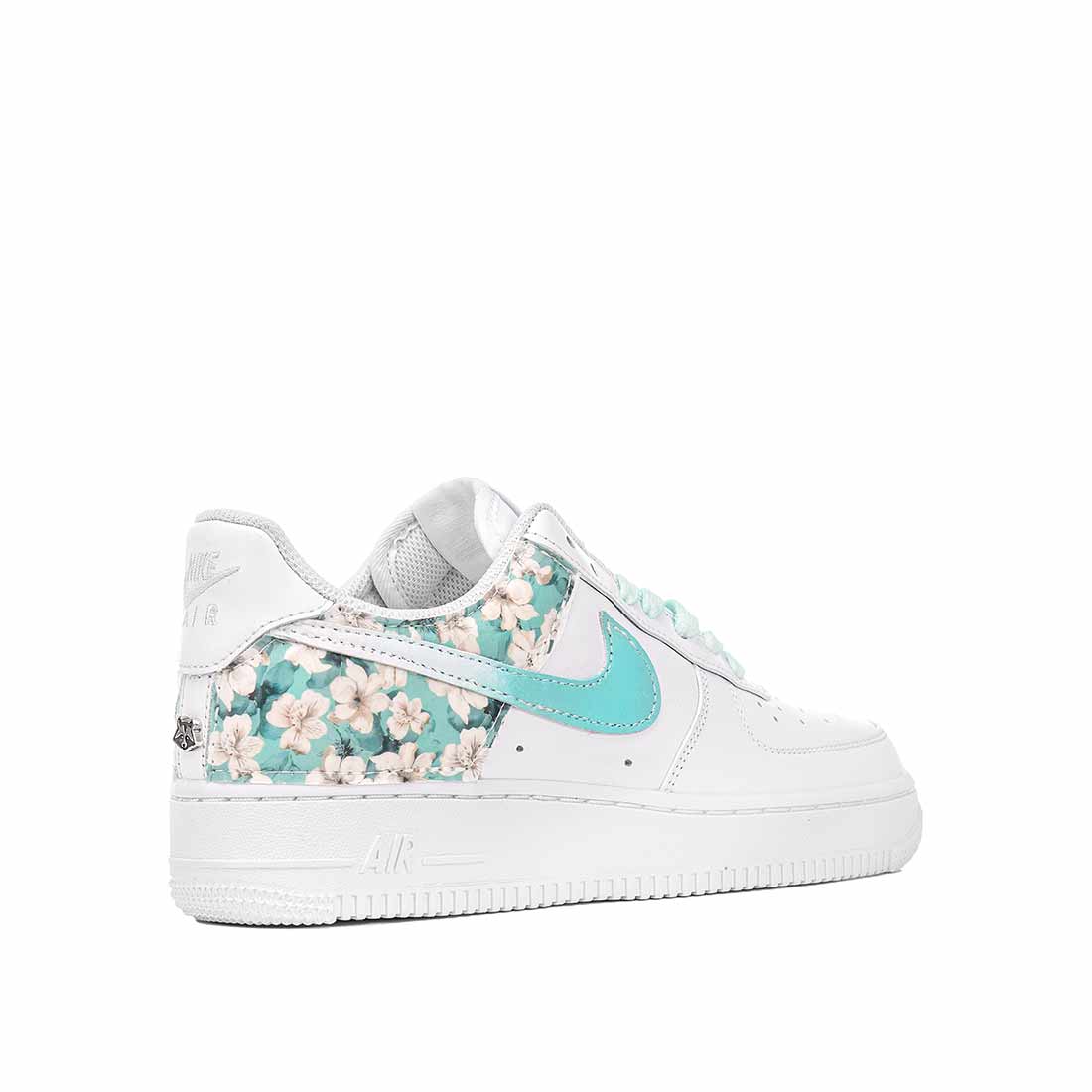 Nike bianche con fiori bianchi e swoosh tiffany