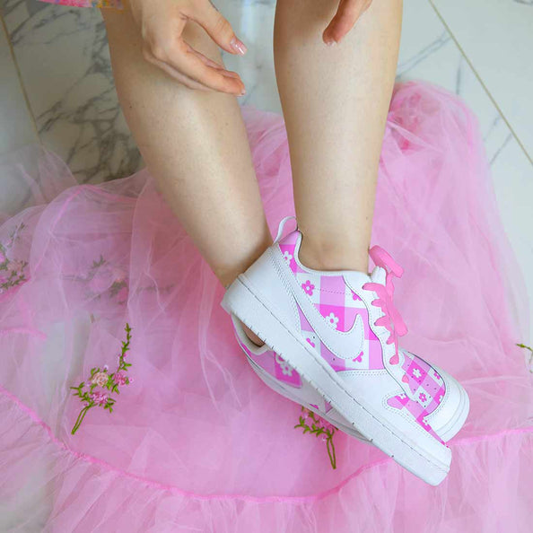nike court con lacci rosa e disegno con quadretti fucsia e bianchi e fiorellini