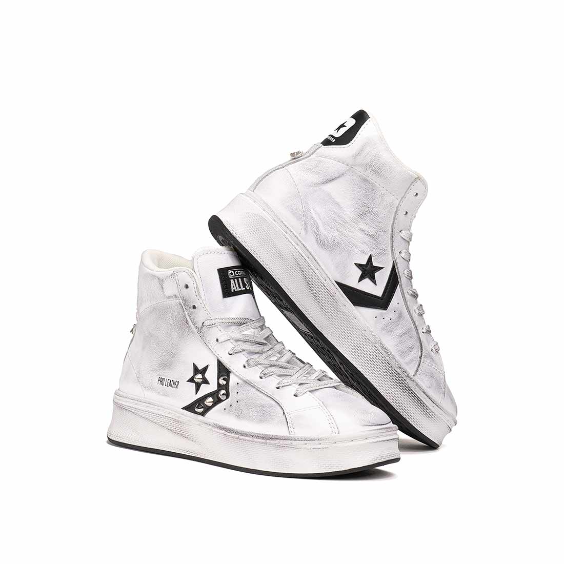 Converse bianche e nere con effetto dirty e borchie
