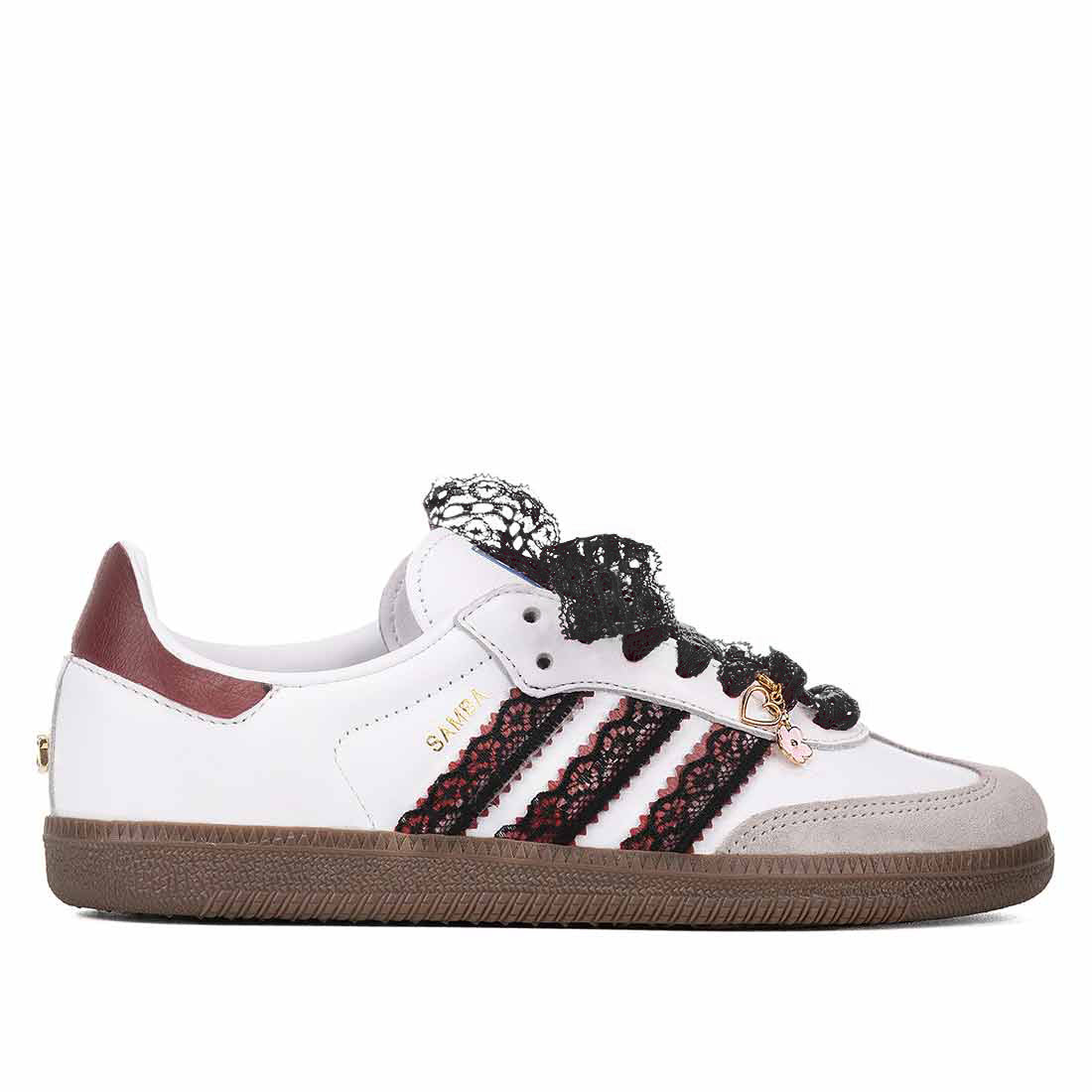 Adidas Samba bordeaux Burgundy con pizzo nero su bande laterali e charms oro personalizzati