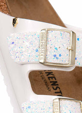 Sandalo birkenstock arizona bianco con glitter bianchi e riflessi blu e rosa
