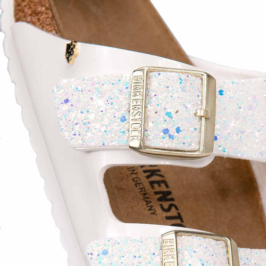 Sandalo birkenstock arizona bianco con glitter bianchi e riflessi blu e rosa