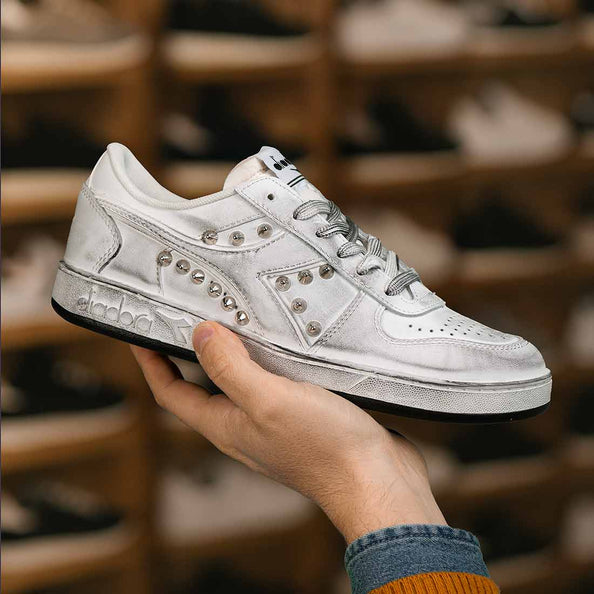 Sneakers con borchiette dallo stile street ed effetto vintage