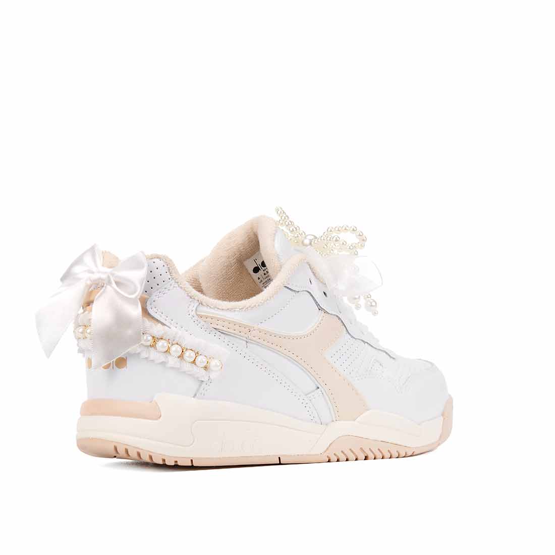 sneakers in stile kawaii con fiocco di perle color rosa salmone