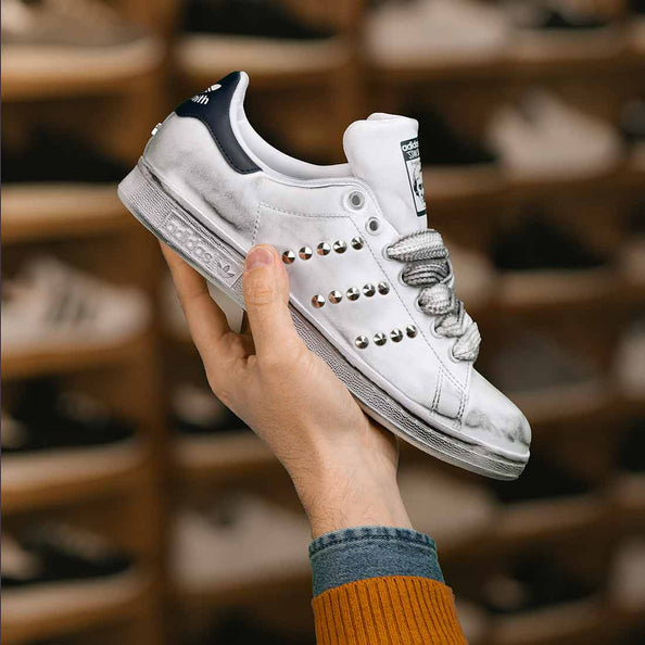 Stan Smith con borchiette street style effetto usato e sporco 