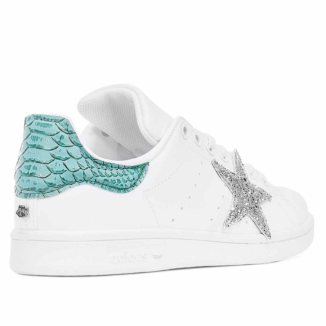 sneakers Adidas bianche con stella argento in glitter e pitone azzurro
