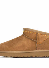 stivaletti UGG marroni con borchiette oro