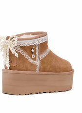 stivaletti UGG marroni con pizzo e fiocco in perle