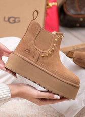 Stivaletti UGG platform con borchie oro
