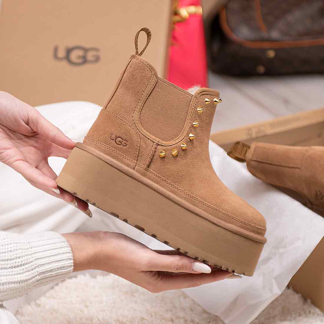 Stivaletti UGG platform con borchie oro