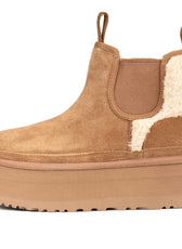stivaletti UGG Chelsea con zeppa Neumel con pelo bianco tipo Teddy