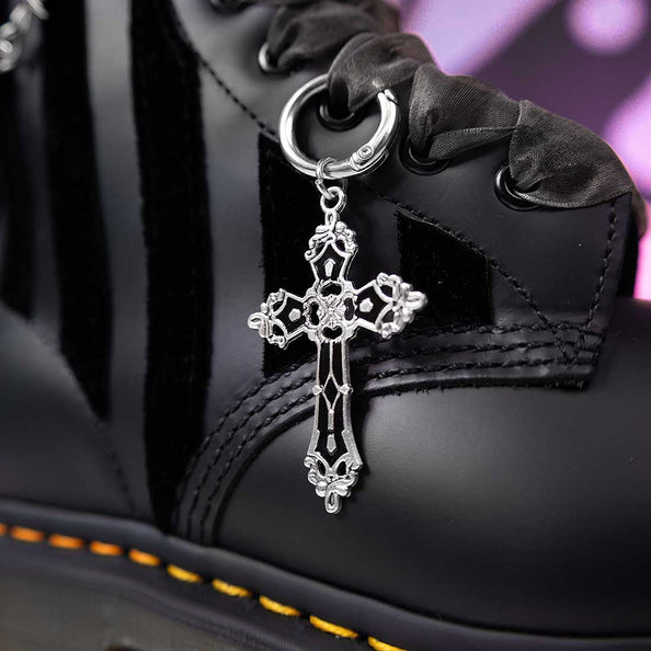 stivali neri stile gothic con croce nera e argento