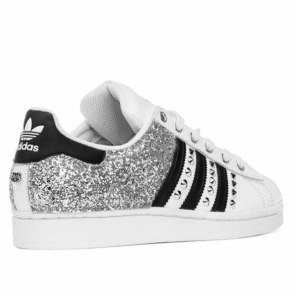 Scarpe da ginnastica bianche con brillantini argento e borchiette 