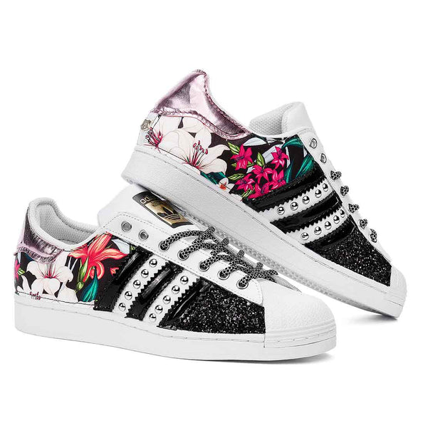 Adidas superstar con lacci brillantinati trama floreale borchie argento a sfera e brillantini neri 