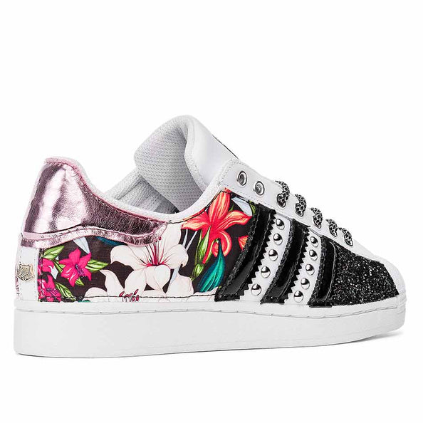 Superstar con fiori esotici colorati effetto laminato sul retro rosa e brillantini neri con borchie