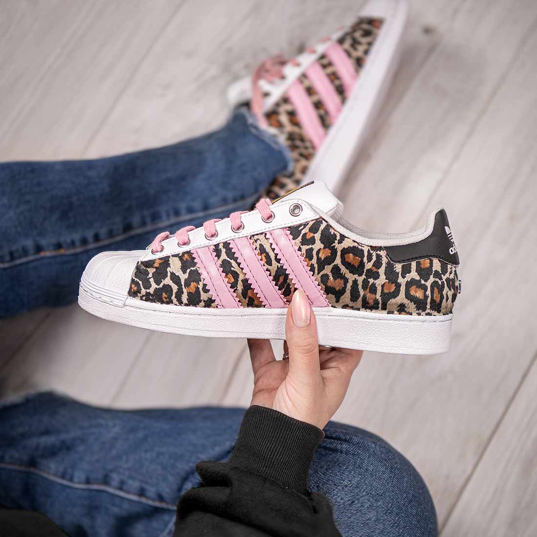 Adidas superstar animalier leopardate con bande rosa chiaro