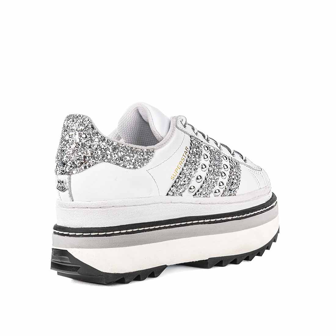 Superstar con suola lata a zeppa personalizzate con glitter argento e borchie a sfera