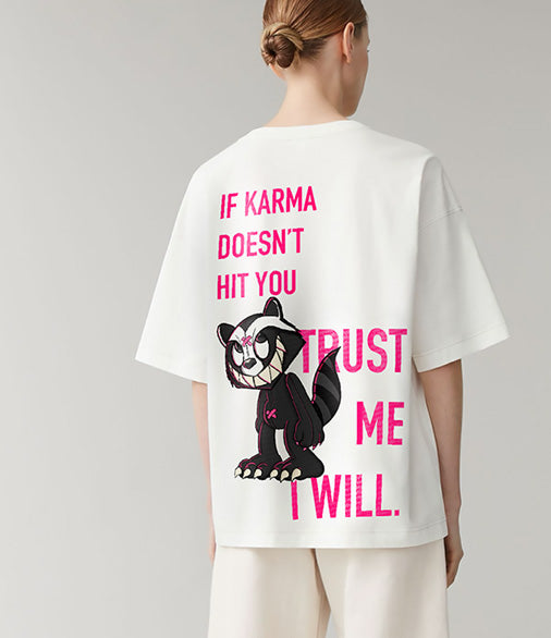 Maglietta bianca oversize con frase rosa e grafica racoon