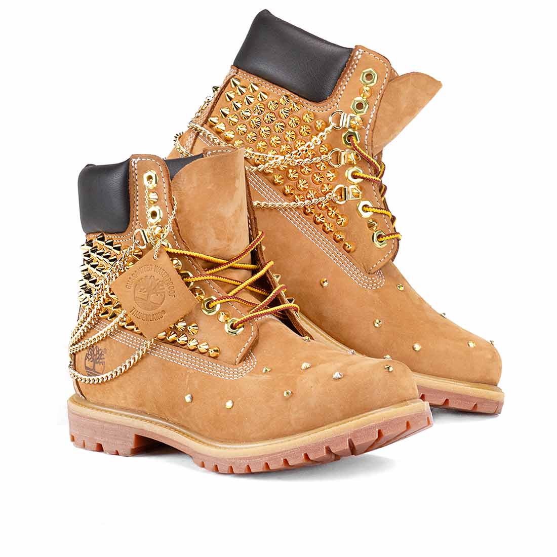 Timberland con catene dorate e borchie oro