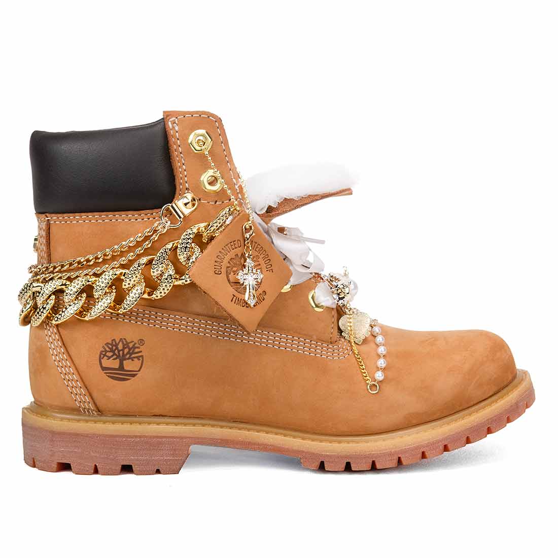 Timberland con catene oro, spille, gioielli, perle, brillanti e pizzo bianco sulla lingua con lacci in raso bianco