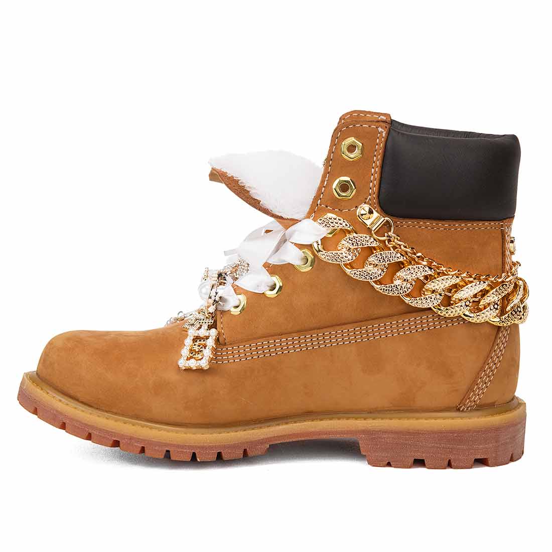 Timberland in stile rap e trap con catene oro, gioielli e raso bianco