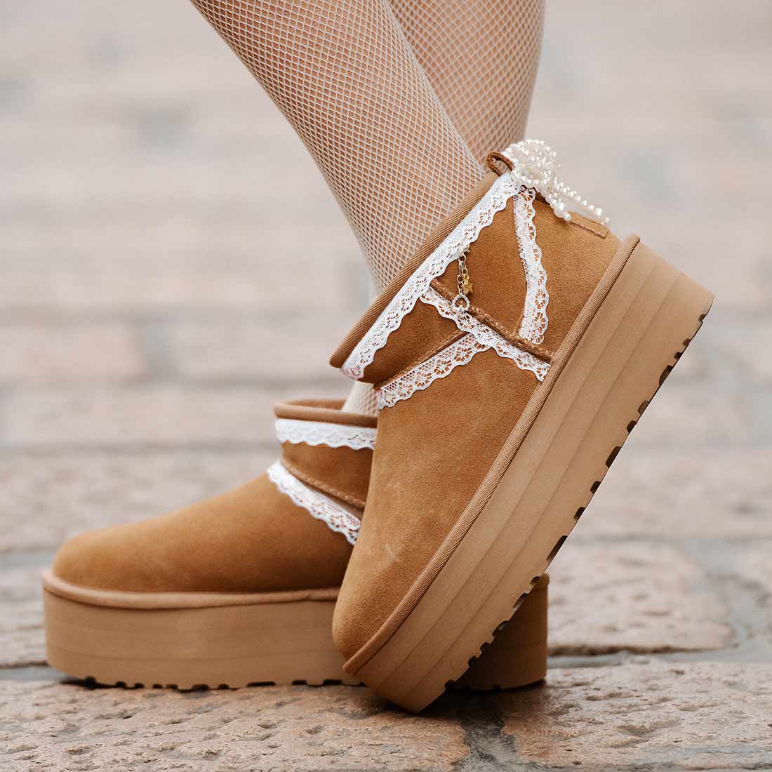 UGG kawaii con fiocco in perle e pizzo