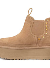 stivaletti UGG Chelsea con zeppa Neumel e borchie oro