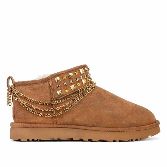 Ugg ultra mini con borchie tonde a piramide oro e catena dorata