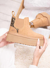 stivaletti UGG Chelsea con zeppa Neumel leopardati
