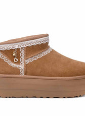 UGG ultra mini platform con pizzo bianco fiocco con perle e charms dorati