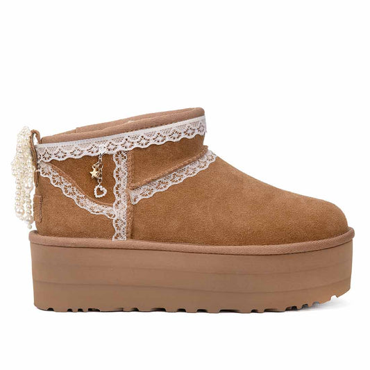 UGG ultra mini platform con pizzo bianco fiocco con perle e charms dorati