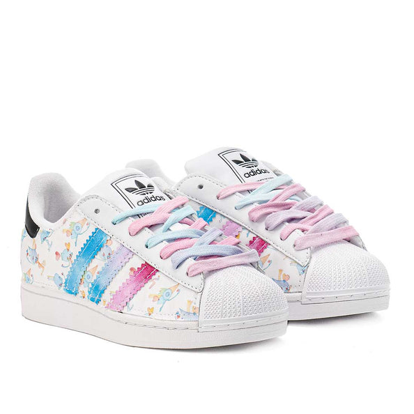 adidas dipinte a mano con personaggi colore rosa e azzurro pastello