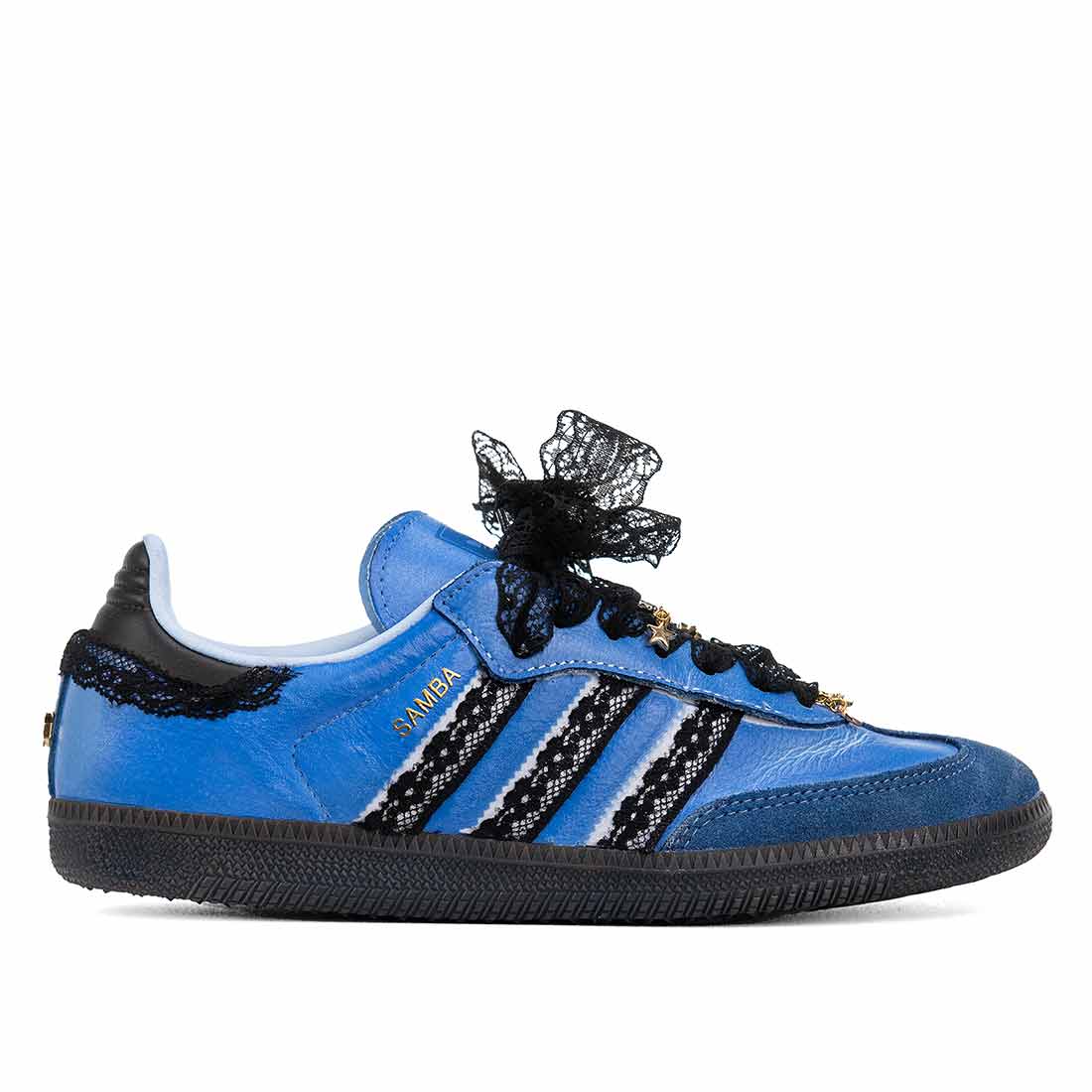 Adidas samba blu con pizzo nero e charms in stile kawaii