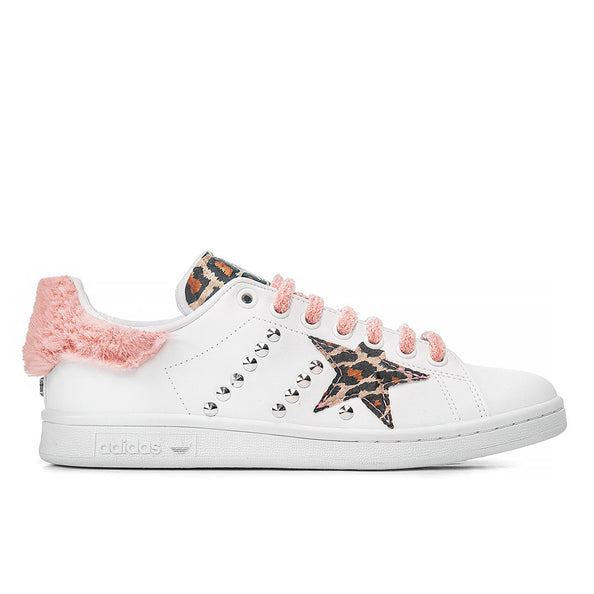 scarpe adidas stan smith bianche con borchie dettagli animalier effetto leopardato e pelo rosa