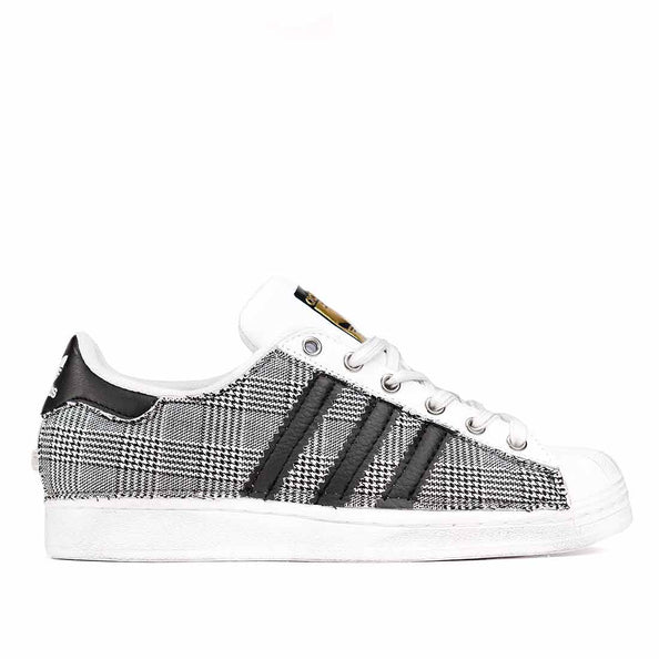 adidas superstar personalizzate in bianco e nero con trama tartan