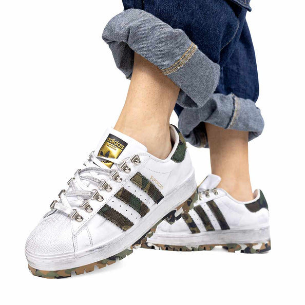 adidas superstar con suola caccarmato e inserti in tessuto militare