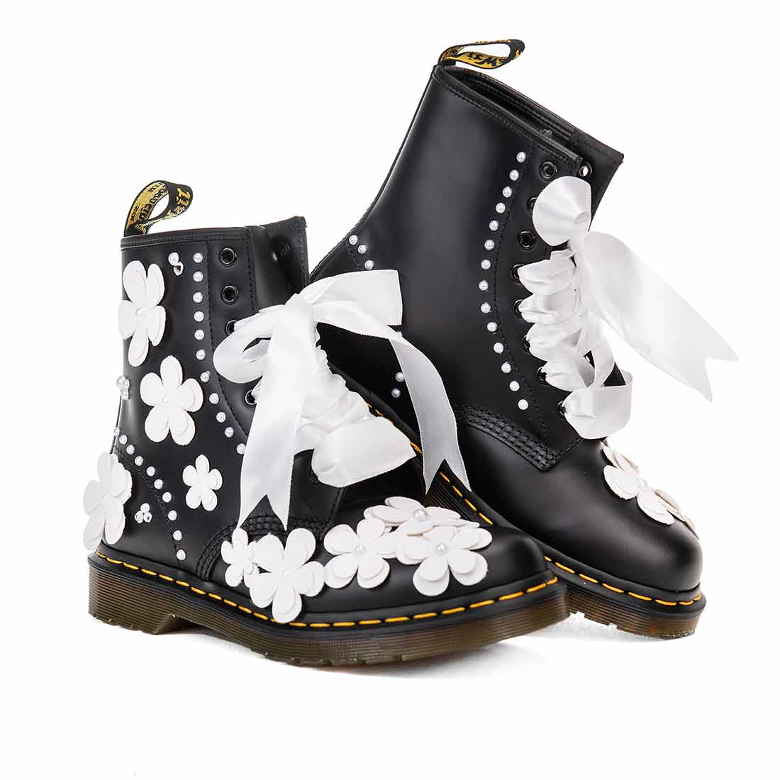 Anfibi Dr Martens con fiori perle bianche e diamanti 