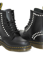 anfibi dr martens personalizzati con borchie a cuneo appuntite