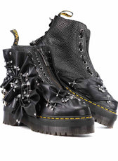 Anfibi neri platform in pelle con spille e borchie