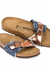 ciabatte birkenstock maccate marroni con denim jeans