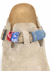 ciabatte birkenstock taupe con bandana rossa e blu e denim jeans