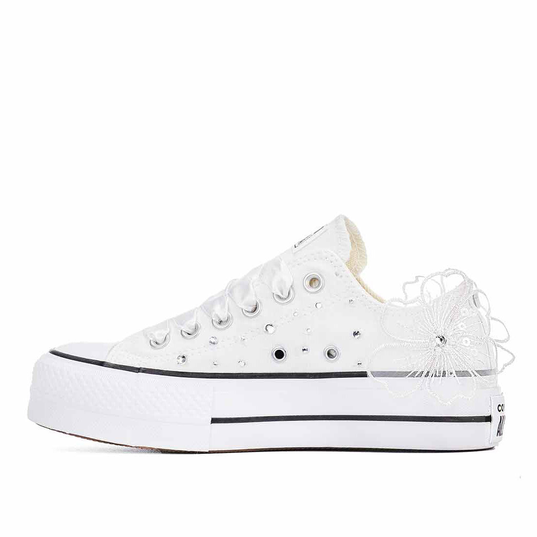 Converse all star platform bianche con strass swarovski e fiori in pizzo bianco