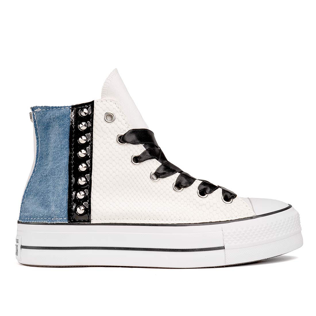 Converse all star bianche platform con tessuto pitonato bianco, denim jeans, pelle lucida nera con sopra borchiette argento punta a cono e lacci in raso nero 