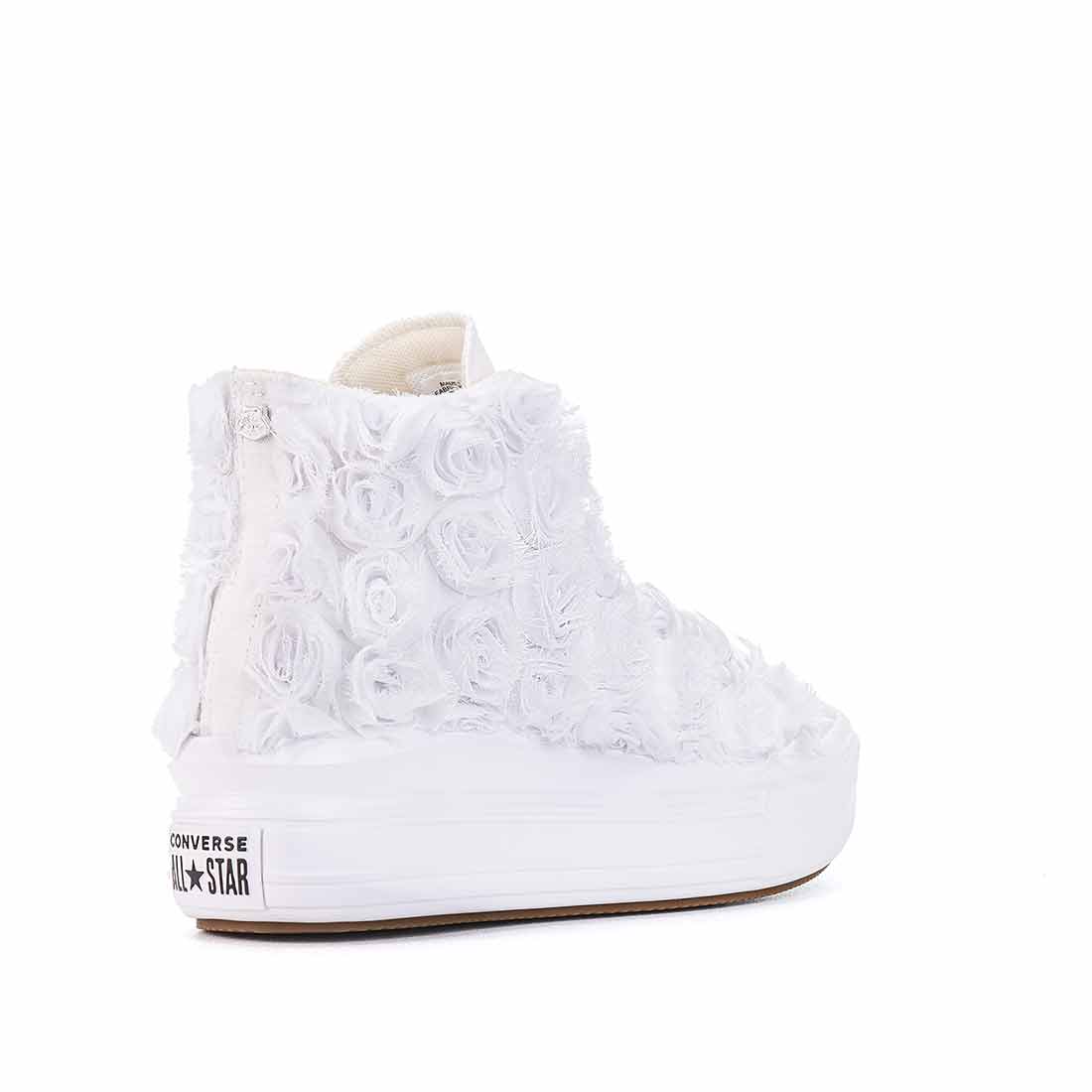 Converse da cerimonia bianca con fiori in tulle per la sposa