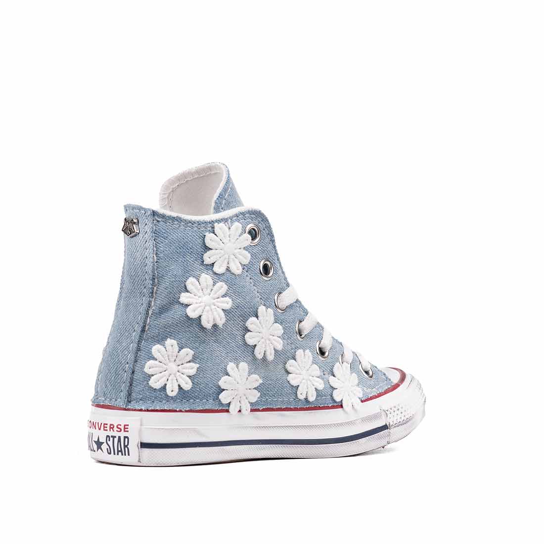 converse in denim jeans con fiori bianchi